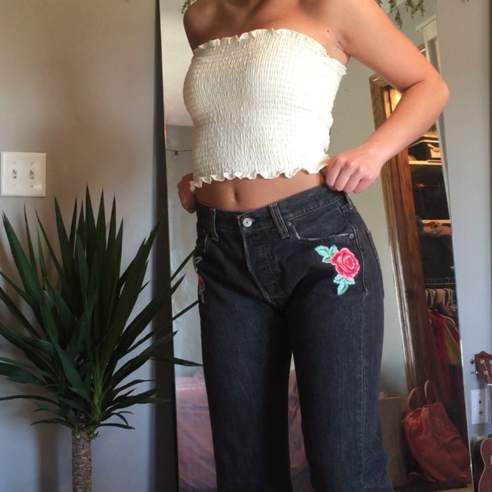 Black cropped Levi jeans with flower patches